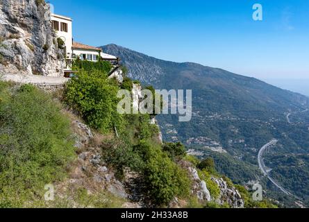 Das Restaurant Le Righi in Saint-Agnès, Europas höchstem mittelalterlichen Dorf, bietet einen atemberaubenden Blick auf die Mittelmeerküste der Riviera und Menton Stockfoto