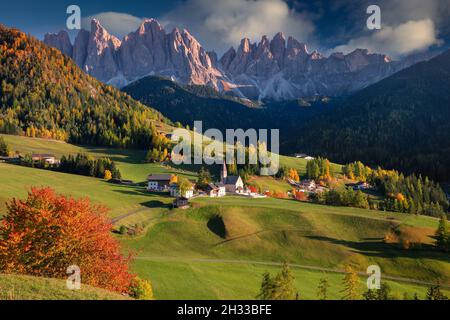 Herbst in den Alpen. Schönes Dorf in St. Magdalena mit zauberhaften Dolomitenbergen in einem wunderschönen Val di Funes Tal, Südtirol, italienische Alpen in Autu Stockfoto