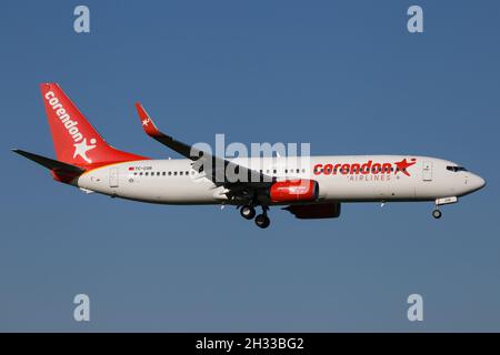 GRAZ, ÖSTERREICH - 30. Dez 2019: Corendon Airlines Boeing 737 landet mit blauem Himmel in Graz Stockfoto