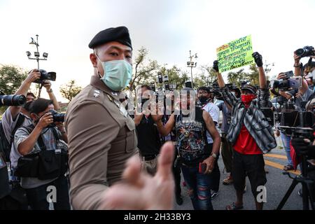 Bangkok, Thailand. Okt. 2021. Polizeibeamter spricht mit Demonstranten, nachdem die Khana Ratsadon-Gruppe am 31. Oktober 2021 vor dem obersten Gericht eine Pressekonferenz über die Protestveranstaltung zum Thema Ratsadon abgehalten hat, die das Gesetz über lèse-majesté (Artikel 112 des Strafgesetzbuches) an der Kreuzung Ratchaprasong abschaffen muss. (Foto: Adirach Toumlamoon/Pacific Press) Quelle: Pacific Press Media Production Corp./Alamy Live News Stockfoto