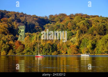 Essen, Nordrhein-Westfalen, Deutschland - Goldener Herbst am Baldeneysee. Segelboot vor dem Zeche-Turm der ehemaligen Zeche Carl Funke. Carl Fun Stockfoto