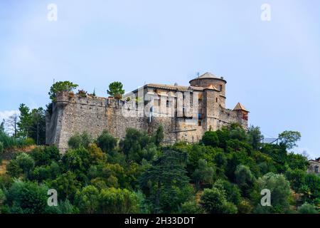 Castello Brown ist ein Hausmuseum hoch über dem Hafen von Portofino, Italien. Das Gelände der Burg eignet sich gut für die Hafenbeteiligung und schei Stockfoto