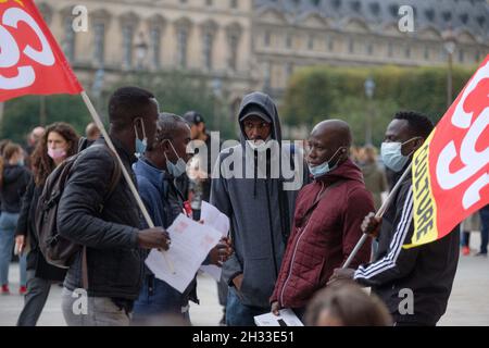 Besetzung durch undokumentierte Arbeiter der Museumsbrauerei des Louvre, Le Marly, in Paris, Frankreich am 25. Oktober 2021. Fast 200 undokumentierte Mitarbeiter in den Sektoren Lieferung, Gastronomie, Bau oder sogar Müllabfuhr, unterstützt von der CGT, streiken, um gegen ihre Arbeitsbedingungen, meist degradiert, Verträge prekär und die vielfältigen Diskriminierungen, unter denen sie leiden, zu kämpfen. Foto von Pierrick Villette/Avenir Pictures/ABACAPRESS.COM Stockfoto