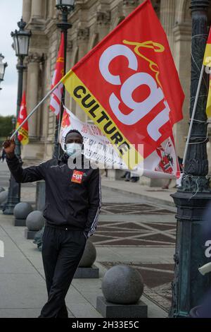 Besetzung durch undokumentierte Arbeiter der Museumsbrauerei des Louvre, Le Marly, in Paris, Frankreich am 25. Oktober 2021. Fast 200 undokumentierte Mitarbeiter in den Sektoren Lieferung, Gastronomie, Bau oder sogar Müllabfuhr, unterstützt von der CGT, streiken, um gegen ihre Arbeitsbedingungen, meist degradiert, Verträge prekär und die vielfältigen Diskriminierungen, unter denen sie leiden, zu kämpfen. Foto von Pierrick Villette/Avenir Pictures/ABACAPRESS.COM Stockfoto