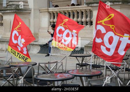 Besetzung durch undokumentierte Arbeiter der Museumsbrauerei des Louvre, Le Marly, in Paris, Frankreich am 25. Oktober 2021. Fast 200 undokumentierte Mitarbeiter in den Sektoren Lieferung, Gastronomie, Bau oder sogar Müllabfuhr, unterstützt von der CGT, streiken, um gegen ihre Arbeitsbedingungen, meist degradiert, Verträge prekär und die vielfältigen Diskriminierungen, unter denen sie leiden, zu kämpfen. Foto von Pierrick Villette/Avenir Pictures/ABACAPRESS.COM Stockfoto