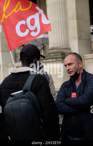 Besetzung durch undokumentierte Arbeiter der Museumsbrauerei des Louvre, Le Marly, in Paris, Frankreich am 25. Oktober 2021. Fast 200 undokumentierte Mitarbeiter in den Sektoren Lieferung, Gastronomie, Bau oder sogar Müllabfuhr, unterstützt von der CGT, streiken, um gegen ihre Arbeitsbedingungen, meist degradiert, Verträge prekär und die vielfältigen Diskriminierungen, unter denen sie leiden, zu kämpfen. Foto von Pierrick Villette/Avenir Pictures/ABACAPRESS.COM Stockfoto