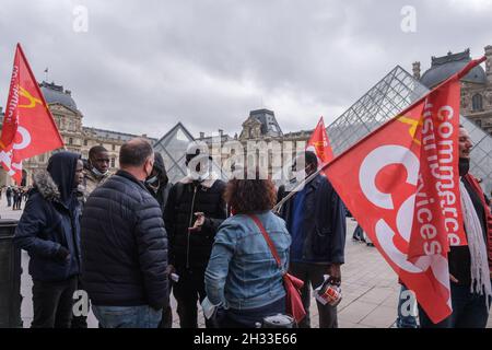 Besetzung durch undokumentierte Arbeiter der Museumsbrauerei des Louvre, Le Marly, in Paris, Frankreich am 25. Oktober 2021. Fast 200 undokumentierte Mitarbeiter in den Sektoren Lieferung, Gastronomie, Bau oder sogar Müllabfuhr, unterstützt von der CGT, streiken, um gegen ihre Arbeitsbedingungen, meist degradiert, Verträge prekär und die vielfältigen Diskriminierungen, unter denen sie leiden, zu kämpfen. Foto von Pierrick Villette/Avenir Pictures/ABACAPRESS.COM Stockfoto