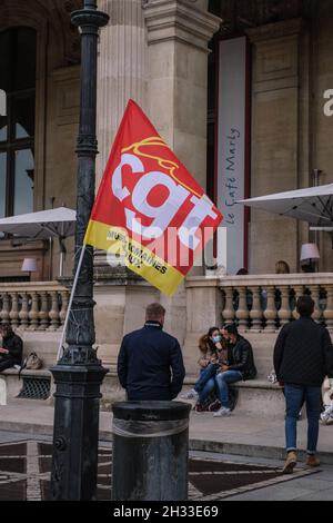 Besetzung durch undokumentierte Arbeiter der Museumsbrauerei des Louvre, Le Marly, in Paris, Frankreich am 25. Oktober 2021. Fast 200 undokumentierte Mitarbeiter in den Sektoren Lieferung, Gastronomie, Bau oder sogar Müllabfuhr, unterstützt von der CGT, streiken, um gegen ihre Arbeitsbedingungen, meist degradiert, Verträge prekär und die vielfältigen Diskriminierungen, unter denen sie leiden, zu kämpfen. Foto von Pierrick Villette/Avenir Pictures/ABACAPRESS.COM Stockfoto