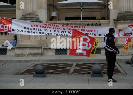 Besetzung durch undokumentierte Arbeiter der Museumsbrauerei des Louvre, Le Marly, in Paris, Frankreich am 25. Oktober 2021. Fast 200 undokumentierte Mitarbeiter in den Sektoren Lieferung, Gastronomie, Bau oder sogar Müllabfuhr, unterstützt von der CGT, streiken, um gegen ihre Arbeitsbedingungen, meist degradiert, Verträge prekär und die vielfältigen Diskriminierungen, unter denen sie leiden, zu kämpfen. Foto von Pierrick Villette/Avenir Pictures/ABACAPRESS.COM Stockfoto