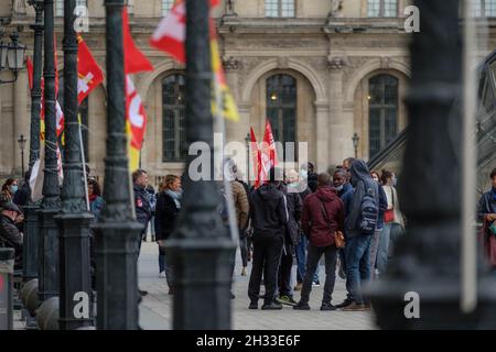 Besetzung durch undokumentierte Arbeiter der Museumsbrauerei des Louvre, Le Marly, in Paris, Frankreich am 25. Oktober 2021. Fast 200 undokumentierte Mitarbeiter in den Sektoren Lieferung, Gastronomie, Bau oder sogar Müllabfuhr, unterstützt von der CGT, streiken, um gegen ihre Arbeitsbedingungen, meist degradiert, Verträge prekär und die vielfältigen Diskriminierungen, unter denen sie leiden, zu kämpfen. Foto von Pierrick Villette/Avenir Pictures/ABACAPRESS.COM Stockfoto