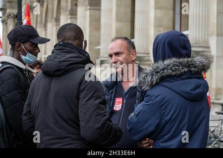 Besetzung durch undokumentierte Arbeiter der Museumsbrauerei des Louvre, Le Marly, in Paris, Frankreich am 25. Oktober 2021. Fast 200 undokumentierte Mitarbeiter in den Sektoren Lieferung, Gastronomie, Bau oder sogar Müllabfuhr, unterstützt von der CGT, streiken, um gegen ihre Arbeitsbedingungen, meist degradiert, Verträge prekär und die vielfältigen Diskriminierungen, unter denen sie leiden, zu kämpfen. Foto von Pierrick Villette/Avenir Pictures/ABACAPRESS.COM Stockfoto