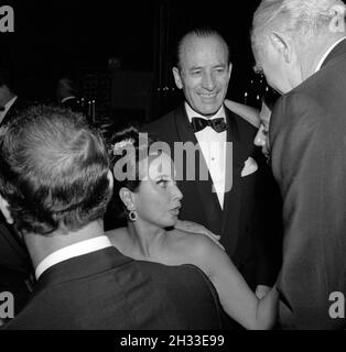 Merle Oberon und Bruno Pagliai bei der West Coast-Premiere von 'die Agonie und die Ekstase' und Renaissance Ball am 20. Oktober 1965. Quelle: Ralph Dominguez/MediaPunch Stockfoto