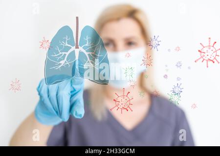 Der Arzt hält das Lungenorgansymbol. Bewusstsein für Lungenkrebs, Lungenentzündung, Asthma, COPD, pulmonale Hypertonie, Welt kein Tabaktag und Ökoluft Stockfoto