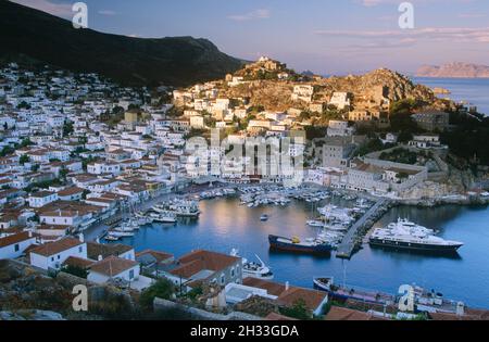 Stadtbild und Hafen bei Sunrise Hydra, Griechenland Stockfoto