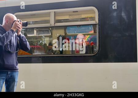 Cardiff, August 20 2021: Passagiere der Queen Street Station Cardiff halten sich an die Regeln für das Tragen von Gesichtsschutzmasken im öffentlichen Nahverkehr Stockfoto