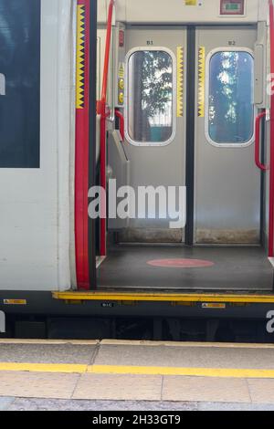 Cardiff, August 20 2021: Passagiere der Queen Street Station Cardiff halten sich an die Regeln für das Tragen von Gesichtsschutzmasken im öffentlichen Nahverkehr Stockfoto