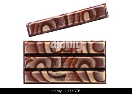 Bar von Zebra dunkel & weiß Kitkat Kit-Kat Kit Kat aus der Verpackung entfernt, mit einem Finger abgebrochen Stockfoto