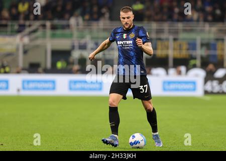 Mailand, Italien. Okt. 2021. Milan Skriniar des FC Internazionale in Aktion während des Fußballspiels Serie A 2021/22 zwischen dem FC Internazionale und dem FC Juventus im Giuseppe Meazza Stadium, Mailand, Italien am 24. Oktober 2021 Quelle: Independent Photo Agency/Alamy Live News Stockfoto
