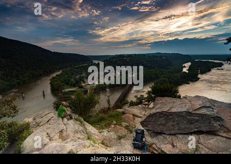 Der Fluss fließt im Harper's Ferry National Park bei dem dramatischen Sonnenuntergang Stockfoto