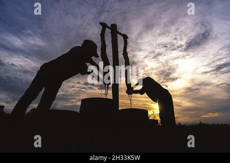 Silhouette der vietnamesischen Arbeiter färbt die Seide, wenn Sonnenaufgang in tan chau Dorf, Angian, vietnam, neueste Dorf der alten Kultur gefärbt, traditio Stockfoto