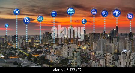 Internet of Thing oder iot Variouse Ikone über der fantastischen Szene des Panoramas von Bangkok Stadtbild, die moderne Gebäude und Flussseite von neuesten haben Stockfoto