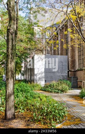 Rotterdam, Niederlande, 24. Oktober 2021: Laurentiuskirche mit moderner Erweiterung und umliegendem Park an einem sonnigen Tag Stockfoto