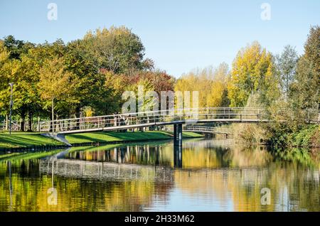 Rotterdam, Niederlande, 24. Oktober 2021: Zwei Fußgängerbrücken über einen Teich im Zuiderpark an einem sonnigen Herbsttag Stockfoto