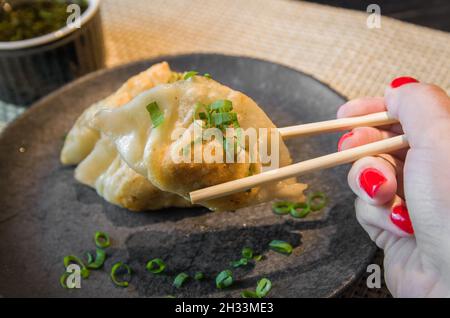 Schöne Gyoza oder Knödel Snack mit Sojasauce, selektive Fokus, Copy Space. Stockfoto