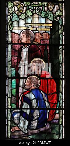 Glasfenster von Mary Lowndes; Jesus, der drei Jüngern die Zerstörung Jerusalems vorhersagte; St. Andrew's Church, Ufford, Northamptonshire Stockfoto