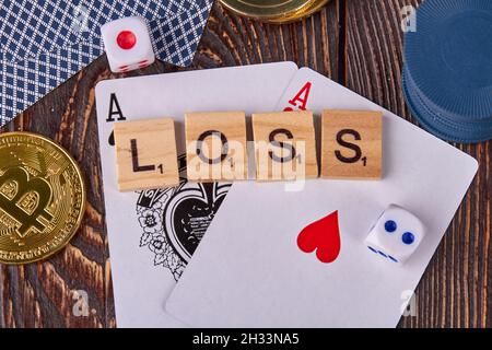 Poker Glücksspiel Zubehör und Wortverlust aus Würfeln. Stockfoto