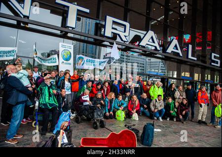 Klimakilometer Wanderer und Großeltern für die Klimamitglieder werden vor der Abreise Lieder singen sehen.im Vorfeld der UN-Klimakonferenz COP26, die in Glasgow stattfinden wird, gehen Hunderte von Klimaaktivisten vom Norden der Niederlande nach Glasgow. Die Aufmerksamkeit auf die Maßnahmen zu lenken, die notwendig sind, um die Erde für zukünftige Generationen lebensfähig zu halten. Unter der Leitung von Marjan Minnesma, einem niederländischen Umweltaktivisten und Direktor der Urgenda Foundation, brachen die Aktivisten vom Bahnhof Rotterdam nach Schottland auf. Am Bahnhof waren Klimaaktivisten aus mehreren Gruppen anwesend Stockfoto