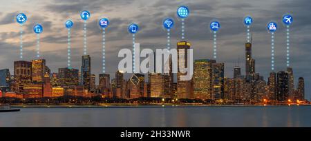 Internet of Thing oder iot Various Icon Over Draufsicht auf Chicago Stadtbild, Technology Smart City, Big Data künstliche Intelligenz, Futuristic und infr Stockfoto