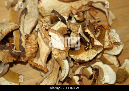 Getrocknete Steinpilze auf Holztisch Stockfoto