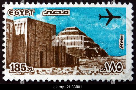 ÄGYPTEN - UM 1982: Eine in Ägypten gedruckte Briefmarke zeigt Step Pyramid, Sakhara und Entrance Gate, um 1982 Stockfoto