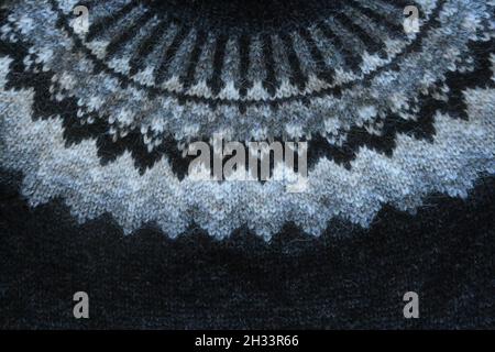 Traditioneller isländischer Wollpullover, genannt Lopapeysa. Nahaufnahme der Strickstruktur und des Strickmusters. Stockfoto