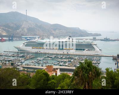 Das Royal Caribbean Cruise Ship Brilliance of the Seas dockte im Hafen der Stadt Cartagena an der Costa Blanca in Spanien an. Stockfoto