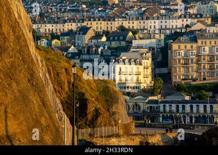 Blick über die Stadt Ilfracombe ein beliebter Badeort an der North Devon Coast im Südwesten Englands, umgeben von Hügeln. Stockfoto