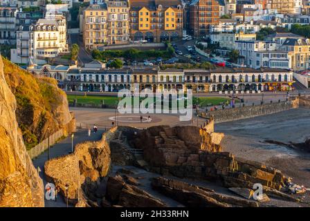 Blick über den Strand und die Stadt Ilfracombe ein beliebter Badeort an der North Devon Coast im Südwesten Englands, umgeben von Hügeln. Stockfoto