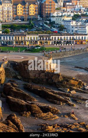 Blick über den Strand und die Stadt Ilfracombe ein beliebter Badeort an der North Devon Coast im Südwesten Englands, umgeben von Hügeln. Stockfoto