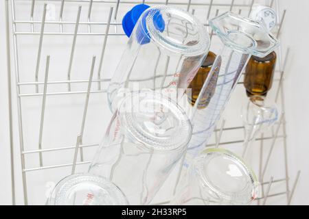 Chemische Glaswaren trocknen auf dem Halter im chemisch-wissenschaftlichen Labor. Stockfoto