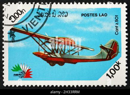 LAOS - UM 1985: Eine in Laos gedruckte Briefmarke zeigt cant z.501, Flugzeug, um 1985 Stockfoto