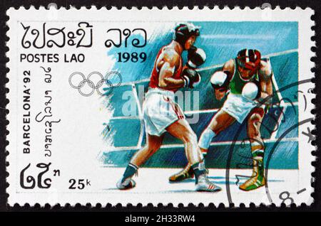 LAOS - UM 1989: Eine in Laos gedruckte Briefmarke zeigt Boxing, Olympische Sommerspiele 1992, Barcelona, um 1989 Stockfoto