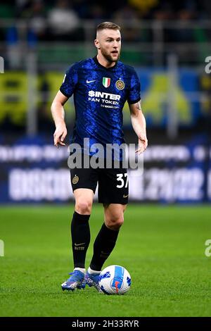 Mailand, Italien. 24. Oktober 2021. Milan Skriniar vom FC Internazionale in Aktion während des Fußballspiels der Serie A zwischen dem FC Internazionale und dem FC Juventus. Kredit: Nicolò Campo/Alamy Live Nachrichten Stockfoto