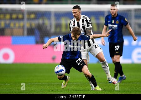 Mailand, Italien. 24. Oktober 2021. Nicolo Barella vom FC Internazionale wird während des Fußballspiels der Serie A zwischen dem FC Internazionale und dem FC Juventus von Federico Bernardeschi vom FC Juventus herausgefordert. Kredit: Nicolò Campo/Alamy Live Nachrichten Stockfoto