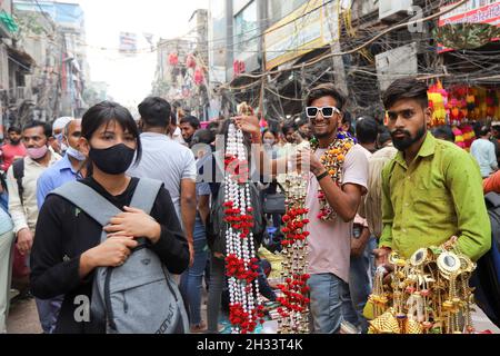 Neu-Delhi, Indien. Okt. 2021. Der Straßenhändler, der vor dem Diwali-Fest in Neu Delhi auf dem Marktplatz von Sadar Bazar gesehen wird, ist ein Lichterfest und eines der wichtigsten Feste, die von Hindus, Jains, Sikhs und einigen Buddhisten, insbesondere Newar-Buddhisten, gefeiert werden. Das Festival dauert in der Regel fünf Tage und wird während des hinduistischen lunisolar Monat Kartika gefeiert. Kredit: SOPA Images Limited/Alamy Live Nachrichten Stockfoto