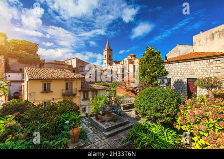 Malerische Straße mit dem Dom im Hintergrund in Novara di Sicilia, Sizilien, Italien. Erstaunliche Stadtbild von Novara di Sicilia Stadt. Bergdorf Stockfoto