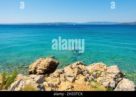 Die Spätsommerküste in der Nähe von Punat auf der Insel Krk im Kreis Primorje-Gorski Kotar im Westen Kroatiens Stockfoto