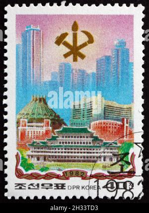 NORDKOREA - UM 1982: Eine in Nordkorea gedruckte Briefmarke zeigt das idealisierte Stadtbild von Pjöngjang, um 1982 Stockfoto