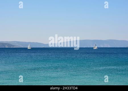 Die Spätsommerküste in der Nähe von Punat auf der Insel Krk im Kreis Primorje-Gorski Kotar im Westen Kroatiens Stockfoto