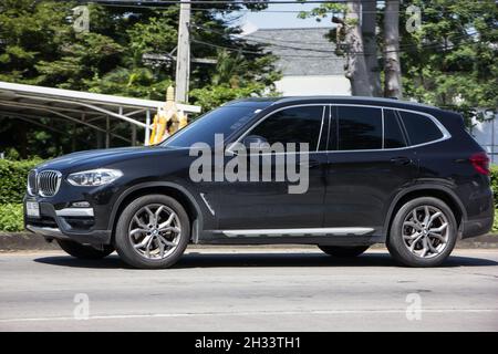 Chiangmai, Thailand - Oktober 6 2021: Privatauto. BMW X3. Foto auf der Straße Nr. 1001 etwa 8 km von der Innenstadt von Chiangmai, thailand. Stockfoto